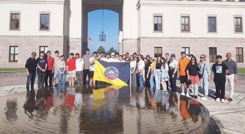 Lise öğrencileri üniversite gezisinde