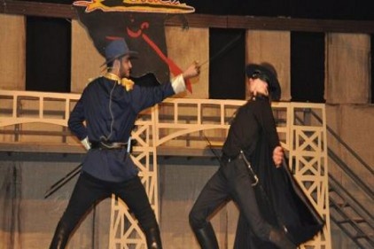 Lise öğrencileri Zorro Müzikalini İngilizce sahneledi
