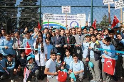 Lisede yapılan halı saha törenle hizmete açıldı
