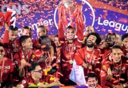 Liverpool şampiyonluk kupasını kaldırdı