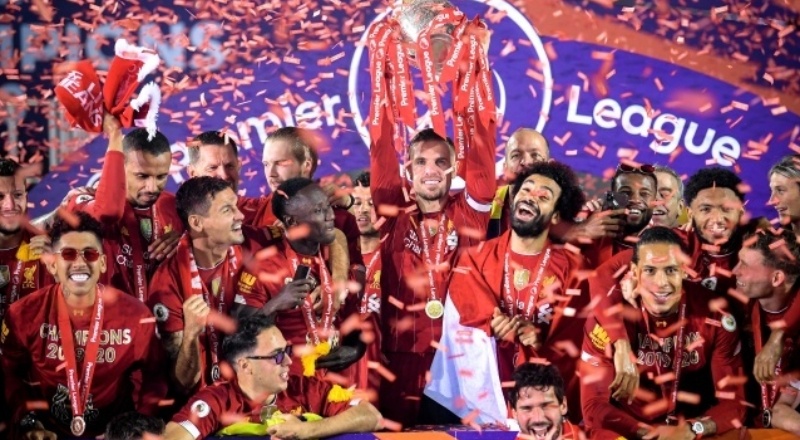 Liverpool şampiyonluk kupasını kaldırdı