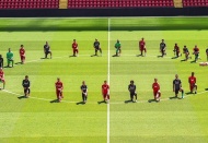 Liverpool’un oyuncuları, George Floyd için sahada diz çöktü