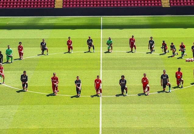 Liverpool’un oyuncuları, George Floyd için sahada diz çöktü