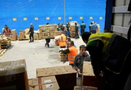 Lojistik aktarma merkezi deprem bölgesine giden binlerce ürünü kategorize ediyor