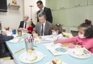 Lösemi hastası çocukları ziyaret etti
