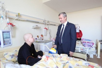 Lösemili çocuklara moral verdi