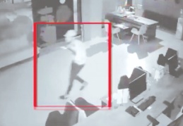 Lüks arabayla gelip hırsızlık yaptılar