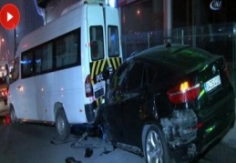 Lüks jeep park halindeki servis minibüslerine çarptı