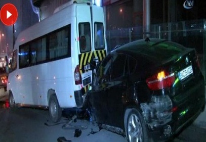 Lüks jeep park halindeki servis minibüslerine çarptı