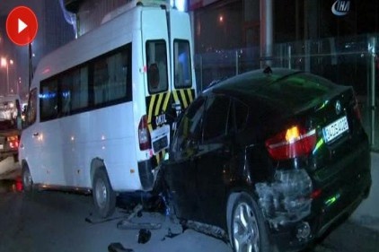 Lüks jeep park halindeki servis minibüslerine çarptı