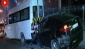Lüks jeep park halindeki servis minibüslerine çarptı