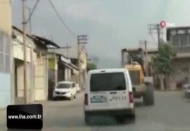 Maaşını alamayınca hem kepçeyi hem polis memurunu kaçırdı