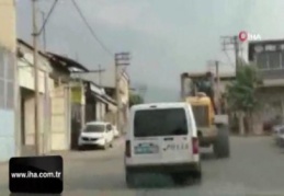 Maaşını alamayınca hem kepçeyi hem polis memurunu kaçırdı