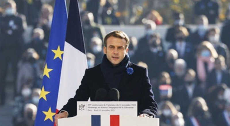 Macron, Fransız bayrağının rengini değiştirdi