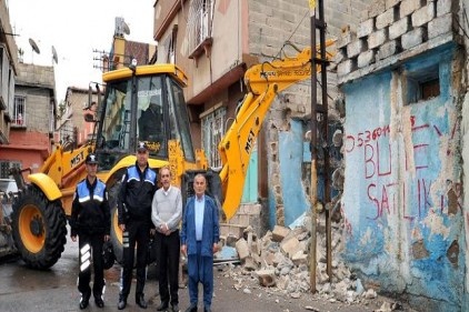 Madde bağımlılarınınmekanı haline gelen yapılar yıkılıyor