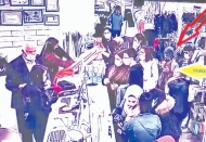 Mağazalarda kadınların cüzdanını çalıyorlardı