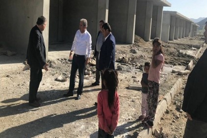 Mahalle çocuklarından Milletvekili Tayyar&#039;a sevgi gösterisi 