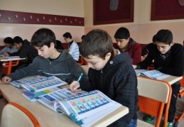 Mahalle mahalle tarama yapılarak okula gitmeyen Suriyeli çocuklar bulunuyor