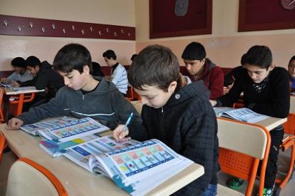 Mahalle mahalle tarama yapılarak okula gitmeyen Suriyeli çocuklar bulunuyor