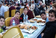 Mahalle sakinleri, iftarı aynı sofrada açtı