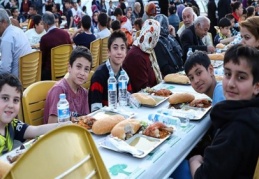 Mahalle sakinleri, iftarı aynı sofrada açtı