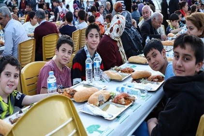 Mahalle sakinleri, iftarı aynı sofrada açtı