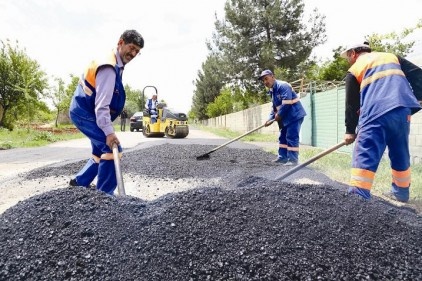 Mahallelerde asfalt yama yapılıyor