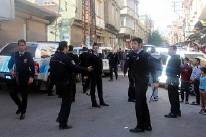 Mahalleye asılan pankart polisi harekete geçirdi