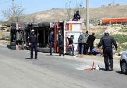 Makarna yüklü TIR yan yattı