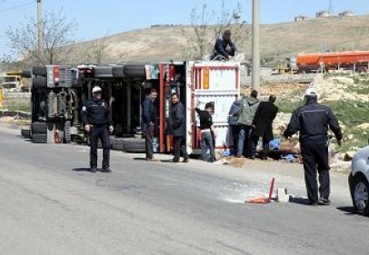 Makarna yüklü TIR yan yattı