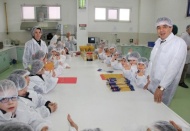 Makarnanın nasıl hazırlandığını keşfediyorlar