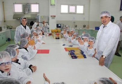 Makarnanın nasıl hazırlandığını keşfediyorlar