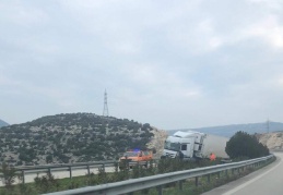 Makas yaparak devrilen tır yolu kapattı