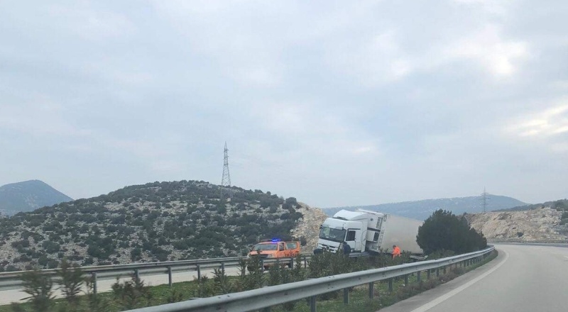 Makas yaparak devrilen tır yolu kapattı