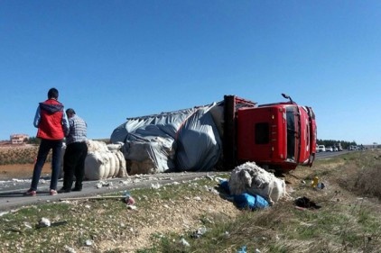 Manevra yapan pamuk balyası yüklü kamyon devrildi