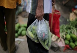 Marketlerde plastik poşetlerin tanesi 25 kuruştan satılacak