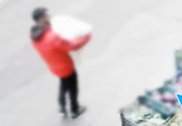 Marketten bebek bezi çaldı