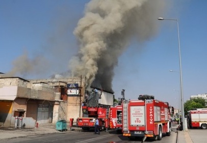 Masa sandalye imalathanesinde yangın çıktı