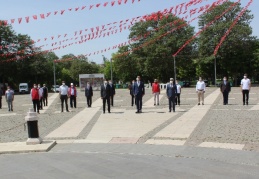 Maskeli, mesafeli 19 Mayıs kutlaması