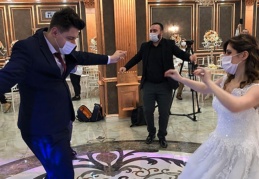 Maskeli ve mesafeli düğünler