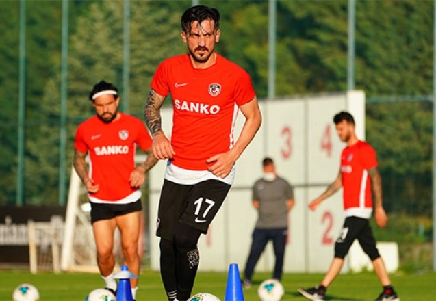 Maskesiz, şarkı eşliğinde antrenman