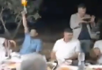 Maskesiz ve sosyal mesafesiz eğlencede havaya ateş açıldı