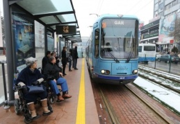 Mavi tramvaylar engellileri taşıyor