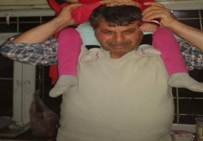 Mazot almak için otomobilinden inen çiftçiye otomobil çarptı