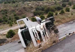 Mazot yüklü tanker devrildi yol uzun süre trafiğe kapandı