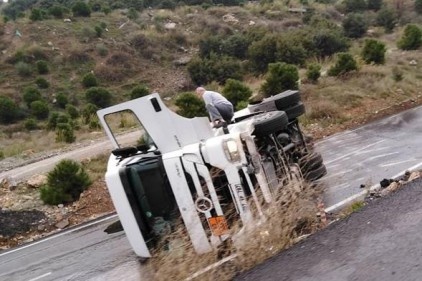 Mazot yüklü tanker devrildi yol uzun süre trafiğe kapandı