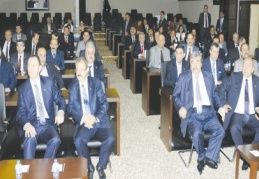 Meclise üç, yönetime bir kadın girdi  