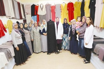 Mefruşat kursu gören kadınlar bayramlıklarını kendileri dikti