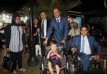 Mehmet Eren’e tekerlekli sandalye hediye edildi