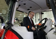 Mehmet Şimşek, traktörün sürücü koltuğunda